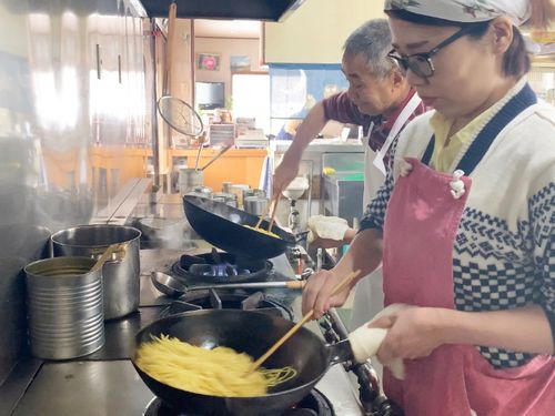 「味・業」の承継がミッションの協力隊。町内飲食店で修行後、長年親しまれたメニューを伝承し、新たなチャレンジを始めました。