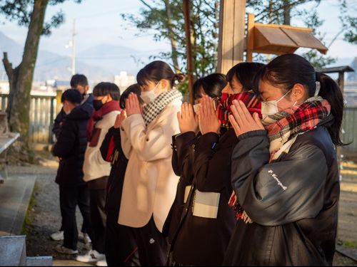 大学入試直前の合宿イベントにて、近くの神社にお参りへ。