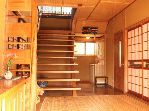 温泉街に構えたお試し住宅は、空き家を活用。