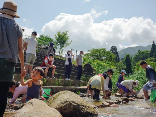 夏の魚の手づかみ行事の様子。
