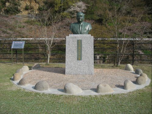 ダニエル・建・イノウエ氏胸像（ホタルと石橋の里公園）