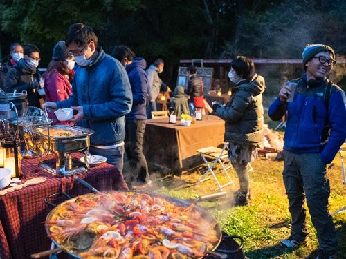焚き火を囲みながら伊那で活躍するキーパーソンとの交流会