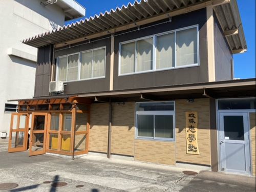 塾は高校から徒歩３０秒。授業準備をしていると高校から子どもたちの歓声が聞こえてきたり…。