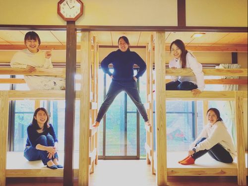 宇部市で、関係人口プロジェクトも手掛ける八代谷さん（写真は、みんなでつくったベッドでパチリ）