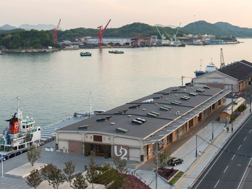 「ONOMICHI U2」は、70年以上前に建てられた海運倉庫をリノベーションした サイクリストフレンドリーな複合施設。ホテル、レストラン、バー、ベーカリー、サイクルショップなどを併設。 