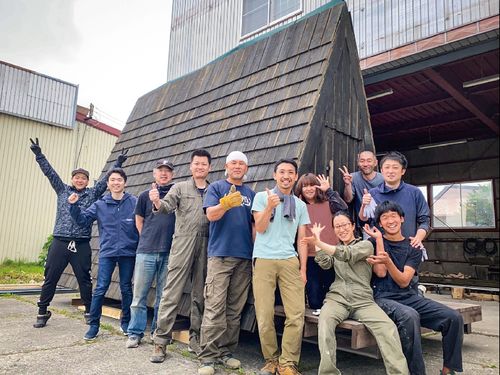 第４期シモカワベアーズの大石さん。町民有志が集まり、制作したA型キャビンの搬出を手伝った（いい笑顔！）。