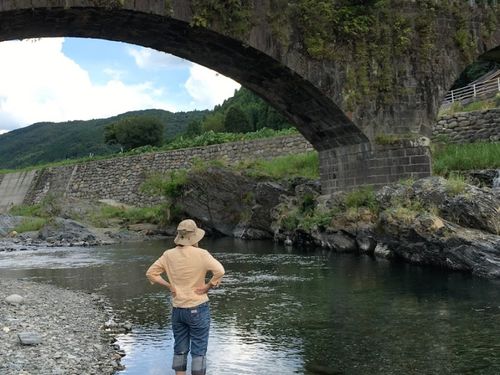 里山ながやの近くにも鮎が泳ぐ川が流れています
