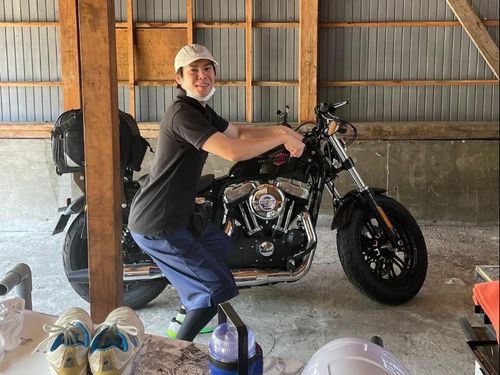 バイクにまたがるフジエッティさん