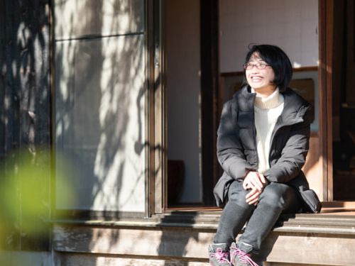 活用を考えている古民家の縁側で。