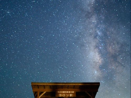晴れた夜空には、天の川がハッキリと浮かび上がります。