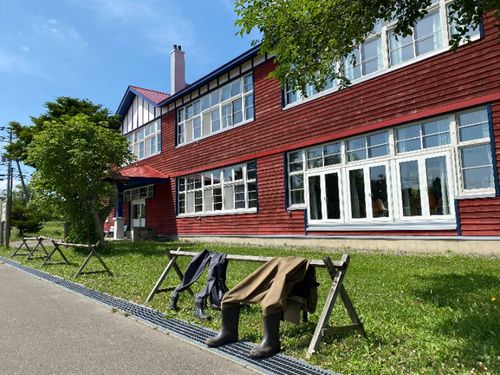 廃校になった旧雨煙別小学校を利活用をし、ふるさと教育の担い手として、自然体験学習を中心とした教育活動や、文化・スポーツなど様々な分野で学びの場を提供しています。