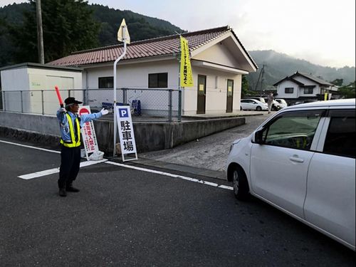 イベント会場での駐車場案内の様子
