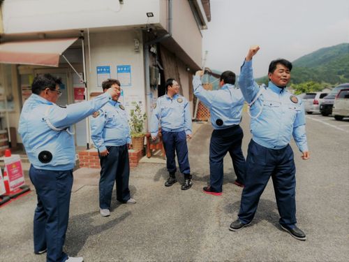空調服を支給されテンションが上がる社員たち