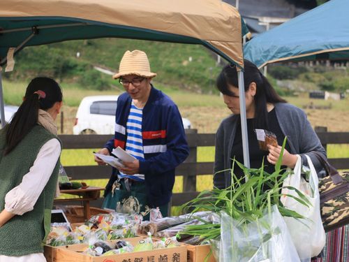 移住した有機農家さんが中心になって毎月開催しているファーマーズマーケットもあります