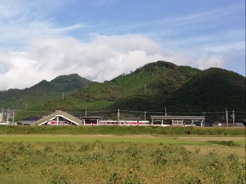 JR養父駅の裏手にある畑が会場です