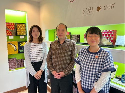 左：地域おこし協力隊 福井さん　真ん中：麦わら細工伝統工芸士 神谷さん、右：地域おこし協力隊今井さん