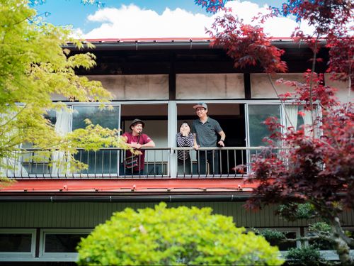坂勘の裏側、シェアハウスとして貸し出す部屋から中庭に向かって坂勘のシェアメイトが集まり初めて撮影した記念写真！
