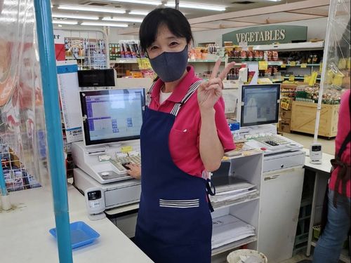 スーパーでのレジや品出し業務