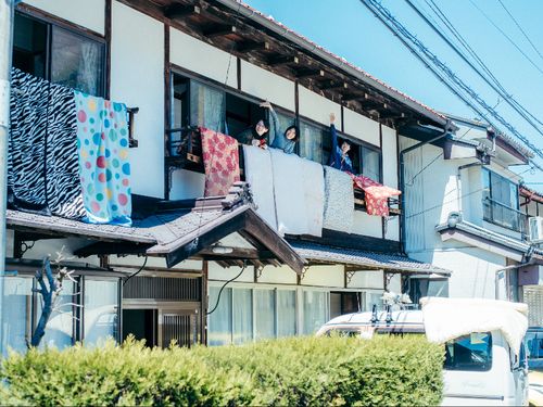 坂勘は宿場町に佇む築100年程度の古旅館です。多くの人々を受け入れた歴史と暮らしの趣が素敵なお家です。