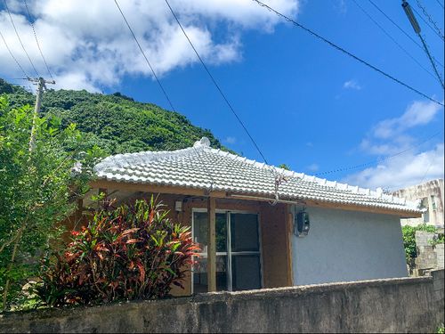 物件の外観です。庭の草木も綺麗に整えられています。