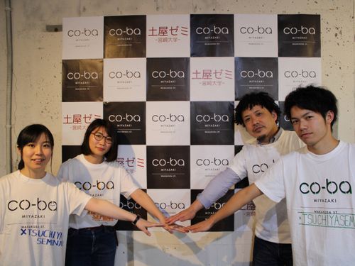 右側後ろだけ学生ではない（カフェの店長の今西さん）
