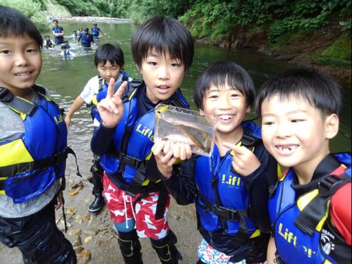 珍しい魚ゲット！名前がわからないものは、帰ってから一緒に図鑑で調べていきます。