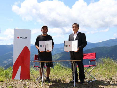 扇山の登山口で行われた連携協定調印式の様子