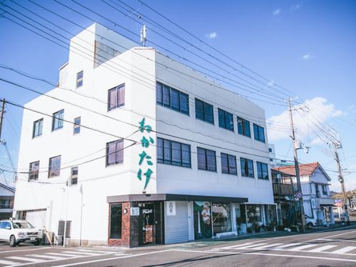民宿わかたけの外観。駅のすぐ裏にあります。