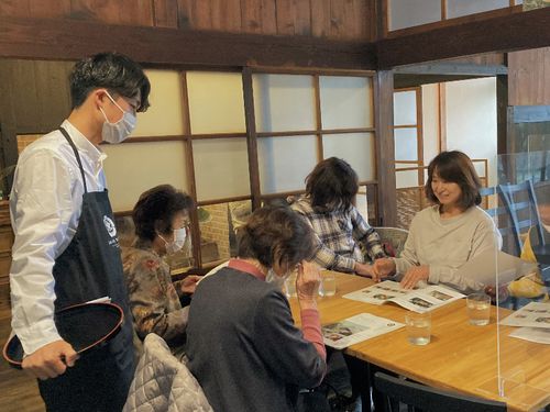 接客中のスタッフさん（昨年度の写真）