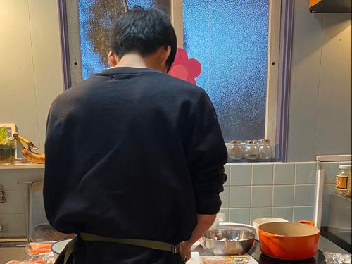 台所に立つ帖地さん
