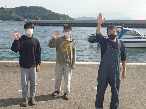桟橋で見送りをする生徒