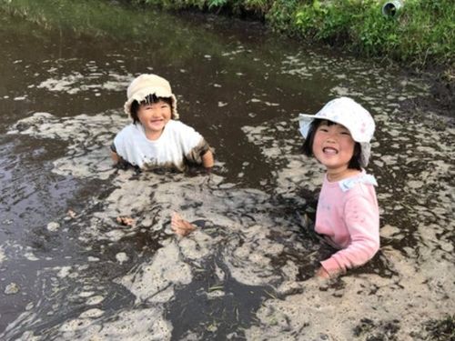 田んぼの水は温かい！最初は汚れるのが嫌がっていた子どもたちですが、カエルの卵に夢中になっていたら、こんな姿に。