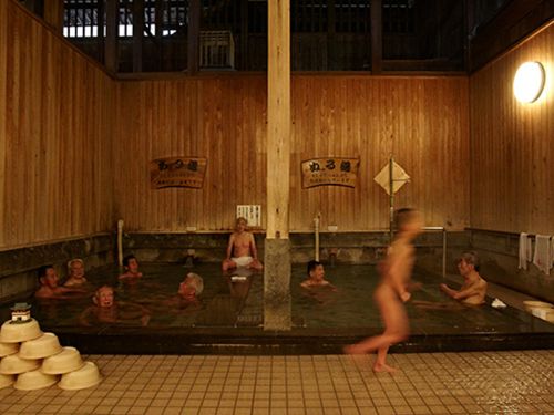 1300年の歴史をもつ「武雄温泉」。透明で柔らかな湯ざわりが特徴。