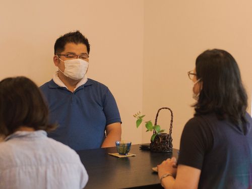 老舗旅館、朝日館の若旦那さんとの対談。ぜひ、村ならではの苦労話など、聞いてみてくださいね