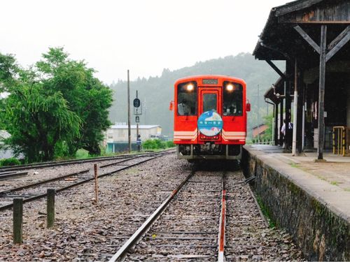 明知鉄道岩村駅に停まる電車