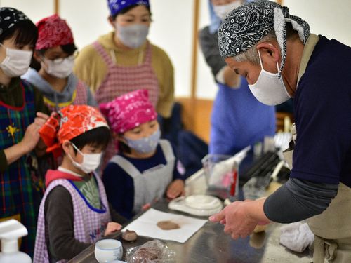親子で和菓子作りに挑戦