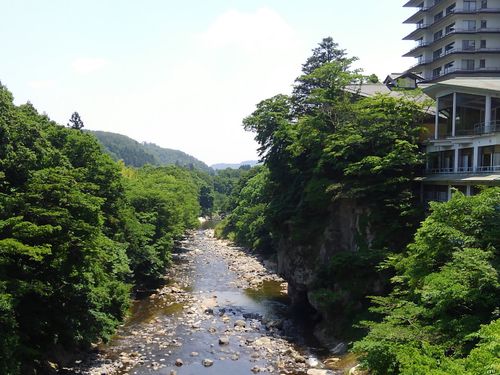秋保温泉は、里山に囲まれた都市型リゾート。仙台市街地から約30分。