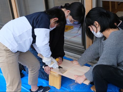 子どもと一緒に看板づくり