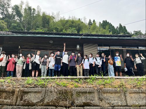 空き家の外観と地域活性化に取り組む宮崎の大学生のメンバーです