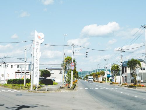阿寒町の中心エリア。国道沿いに様々な商店が並びます。