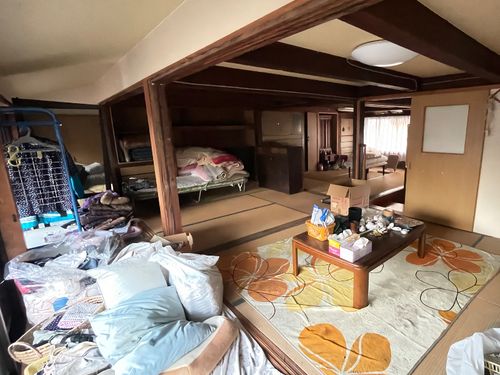 古民家改修前。残置物をどう活かすかを試行錯誤した。