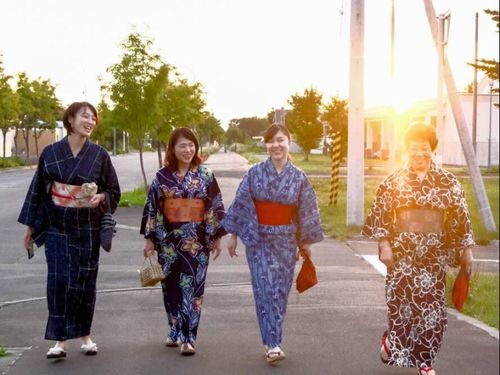 木村　杏奈：道内出身の２５歳。町内のおばあちゃんに着付けを教えてもらっている。この日は浴衣でおでかけ。