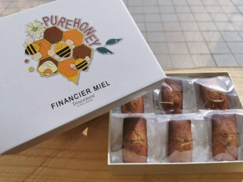 パティシエによるお菓子のパッケージも和紙を切り貼りして制作。