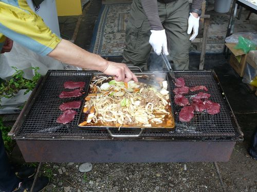バーベキューには地元で獲れた鹿肉も登場！