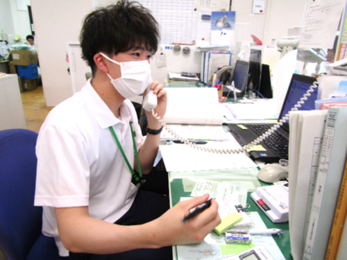令和４年度入庁の西大和さん。総務課に勤務しています。名前を覚えてもらえることに働きがいを感じています！