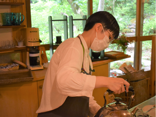 みたき園内「小鳥のcafe Quince（クインス）」での様子