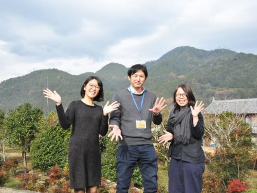 神山町役場の馬場さん（中央）、１年前に鎌倉から家族で移り住んだ藤本さん（右）、そして私（左）の３人で伺います