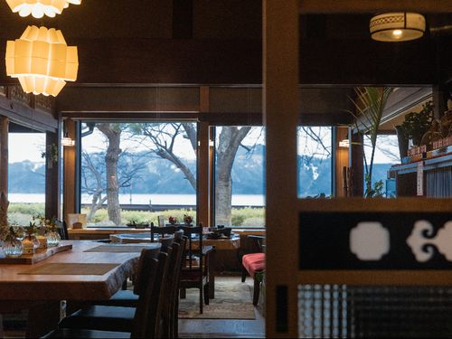 移住者が営む飲食店。窓から見える琵琶湖が人を癒やします。