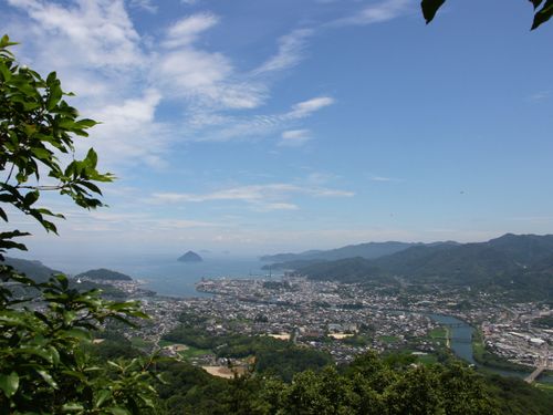 海、山、川が近く、温暖で暮らしやすい環境です