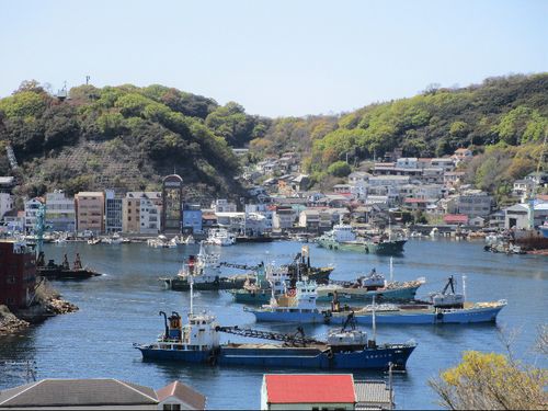 石材運搬を主とした海運業が盛んな家島の港には、石材運搬船（ガット船）が並んでいます。